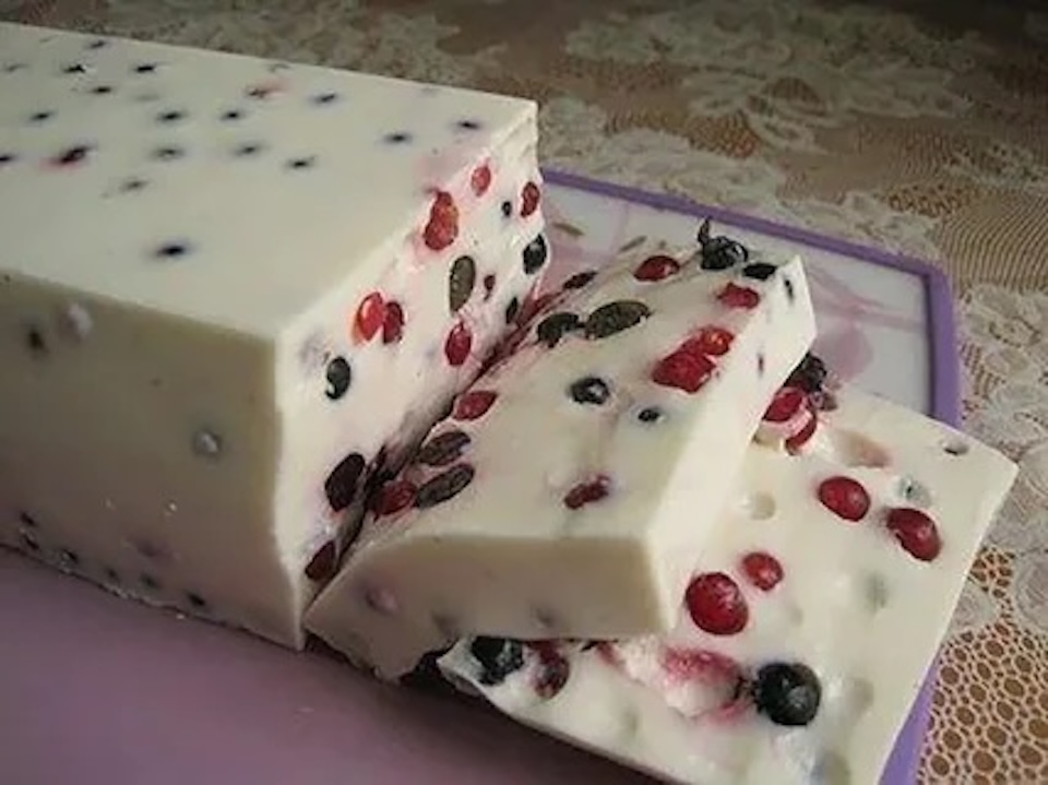 Gefrorenes Dessert mit Beeren – Süßes bei Diabetes